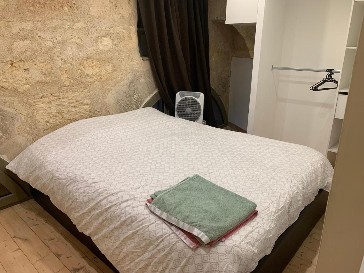 Chambre Avec Salle De Bain Et Cuisine Privee Centre Ville Historique Avec Climatisation Et Patio Bordeaux Bagian luar foto