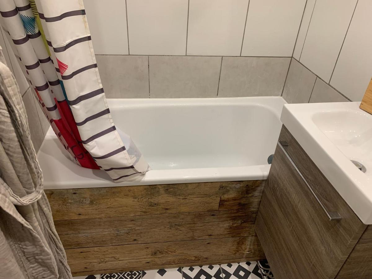 Chambre Avec Salle De Bain Et Cuisine Privee Centre Ville Historique Avec Climatisation Et Patio Bordeaux Bagian luar foto